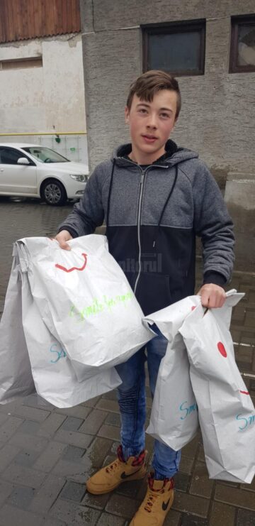 Darurile adunate în cadrul campaniei „Coșul cu zâmbete” au ajuns la elevii Școlii profesionale speciale Câmpulung Moldovenesc