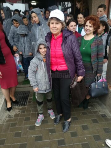 Darurile adunate în cadrul campaniei „Coșul cu zâmbete” au ajuns la elevii Școlii profesionale speciale Câmpulung Moldovenesc