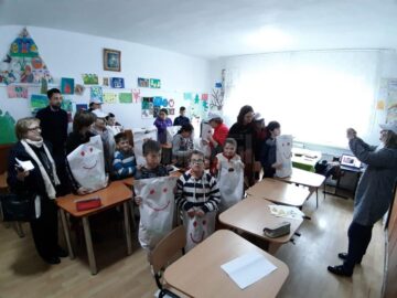 Darurile adunate în cadrul campaniei „Coșul cu zâmbete” au ajuns la elevii Școlii profesionale speciale Câmpulung Moldovenesc