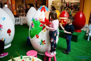Copiii pot să picteze cele mai frumoase ouă gigant din oraș și să se fotografieze cu iepurașul care a poposit la Shopping City Suceava