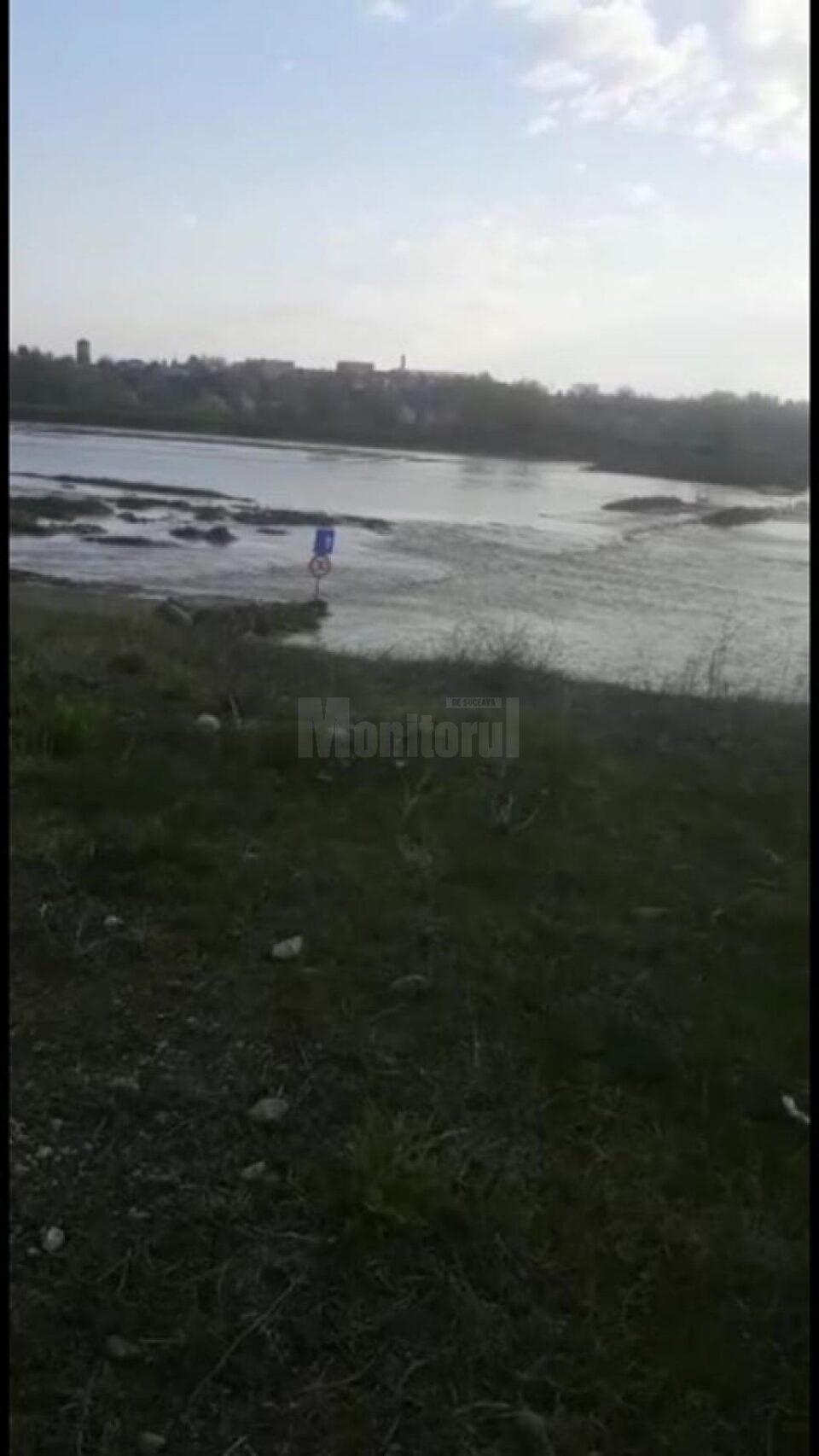 Podul provizoriu de peste râul Suceava, de la Verești, a fost închis