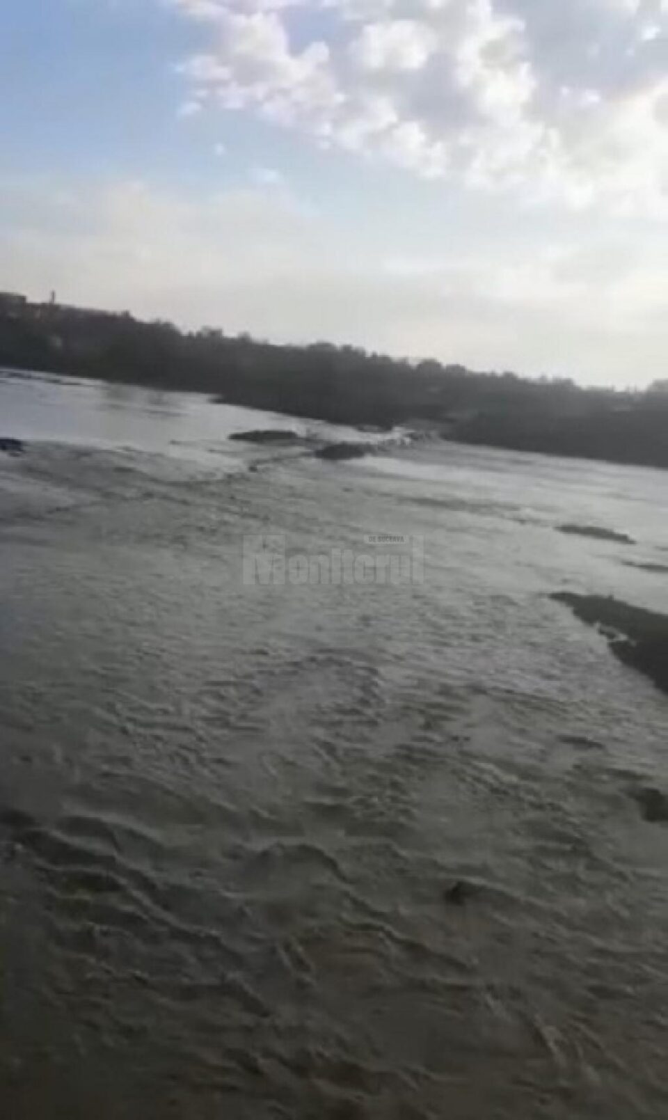 Podul provizoriu de peste râul Suceava, de la Verești, a fost închis