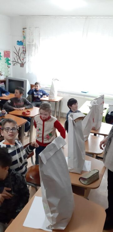 Darurile adunate în cadrul campaniei „Coșul cu zâmbete” au ajuns la elevii Școlii profesionale speciale Câmpulung Moldovenesc