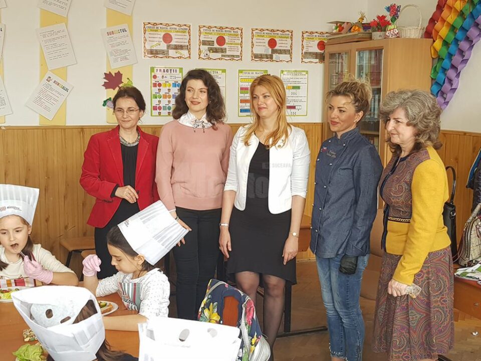 Echipa atelierului de gătit, de la Școala Nr. 3