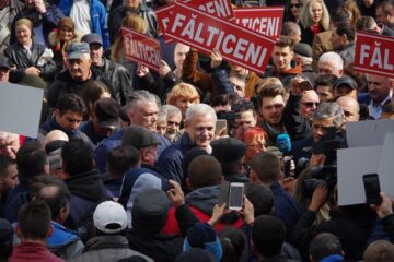 Baie de mulțime, sucevenii se întind să-i strângă mâna lui Dragnea
