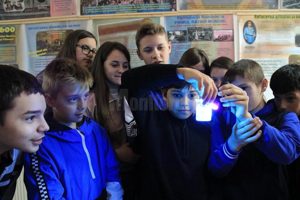 Caravană științifică cu ateliere și experimente, organizată pentru elevi, de Institutului Polonez din București