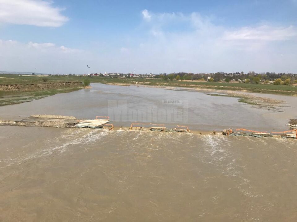 Podul provizoriu de peste râul Suceava, care face legătura între Udești și Verești, de pe drumul județean 208D, a fost închis ca urmare a ploilor din ultima perioadă Podul provizoriu de peste râul Suceava, care face legătura între Udești și Verești, de pe drumul județean 208D, a fost închis ca urmare a ploilor din ultima perioadă