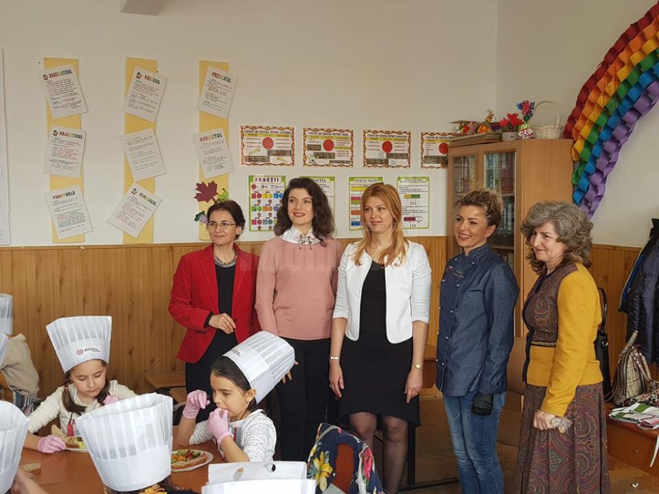 Maricela Cobuz a participat la o campanie pentru promovarea nutriției organizată la Școala Gimnazială Nr.3 Suceava Maricela Cobuz a participat la o campanie pentru promovarea nutriției organizată la Școala Gimnazială Nr.3 Suceava