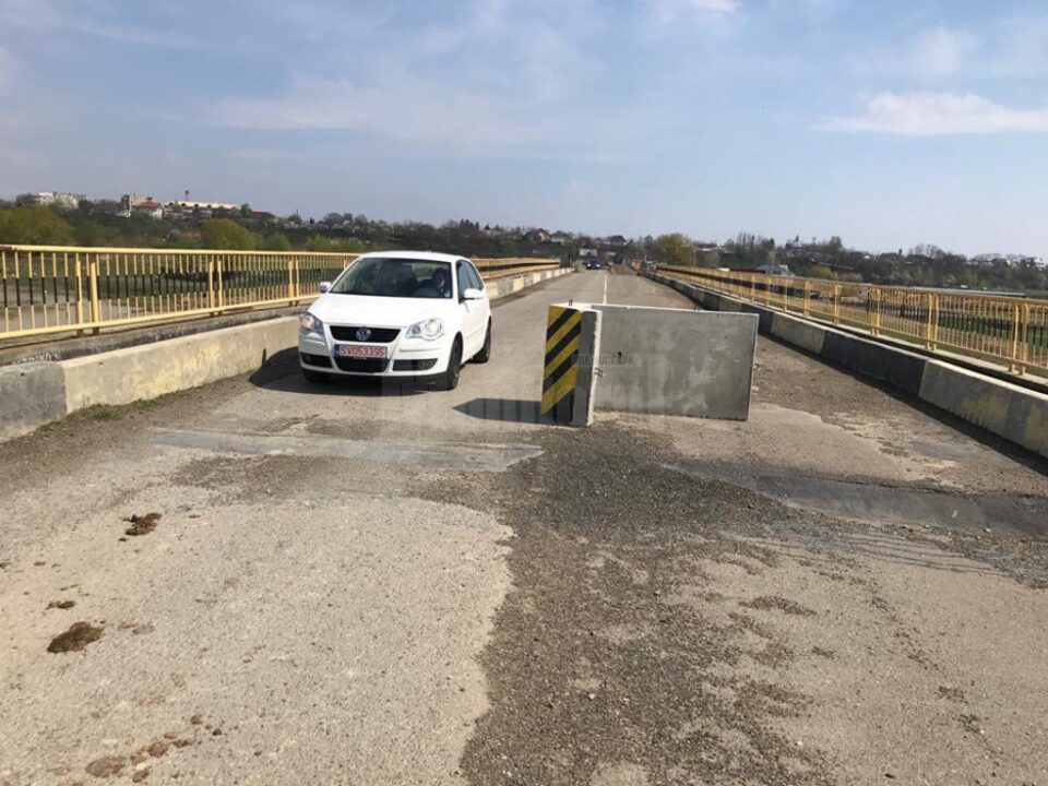 Șoferii ignoră că podul e închis și trec peste el fără să se gândească la consecințe