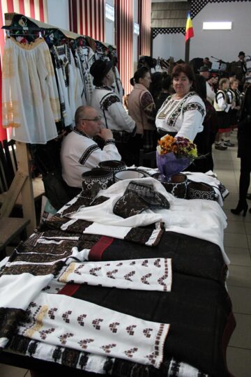 Târgul de „Cămeși” de la Sf. Ilie, un bun prilej de promovare a tradițiilor, păstrate încă de multe gospodine din sat