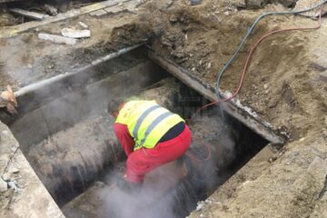 Echipa de intervenție de la Thermonet nu a putut ajunge de sâmbătă la conducta avariată, din cauza mașinilor parcate deasupra