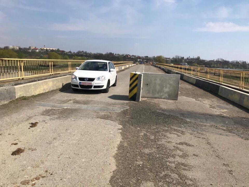 În perioada în care podul provizoriu a fost închis, circulația s-a derulat pe podul „mamă”, șoferii ignorând orice regulă de securitate
