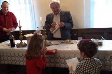 Copii din comunitate, la masa de Seder Foto: Dalia Golda