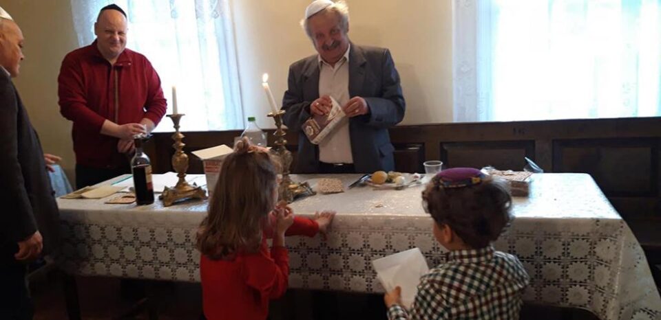 Copii din comunitate, la masa de Seder Foto: Dalia Golda