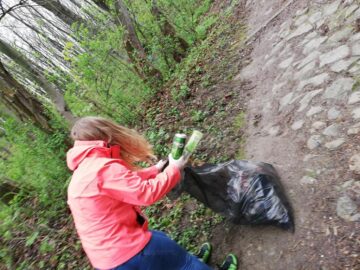 Voluntarii au strâns aproximativ 50 de saci de deșeuri, în special sticle și materiale plastice