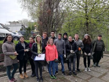 Voluntarii au strâns aproximativ 50 de saci de deșeuri, în special sticle și materiale plastice