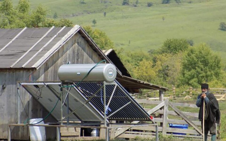 Panouri fotovoltaice pentru locuințe izolate - Fot: Adevarul.ro