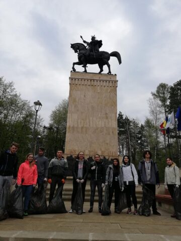 Voluntarii au strâns aproximativ 50 de saci de deșeuri, în special sticle și materiale plastice