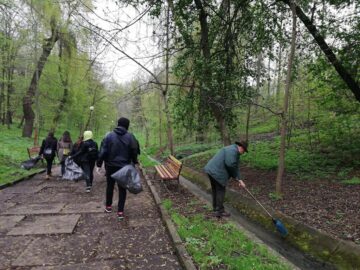 Voluntarii au strâns aproximativ 50 de saci de deșeuri, în special sticle și materiale plastice
