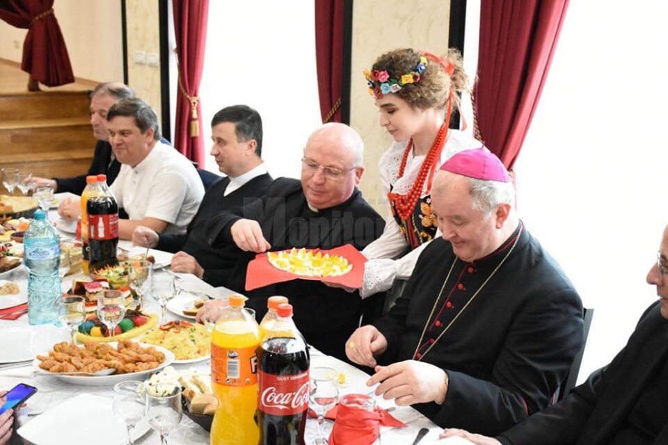 Ceremonialul împărțirii cu oul sfințit a avut loc și anul acesta în comunitatea polonezilor din Bucovina