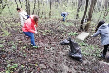 Voluntarii au strâns aproximativ 50 de saci de deșeuri, în special sticle și materiale plastice