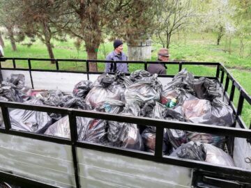Voluntarii au strâns aproximativ 50 de saci de deșeuri, în special sticle și materiale plastice