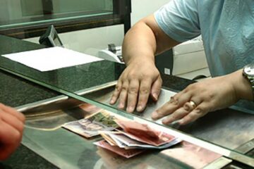 Creditele au fost luate în baza unor cupoane de pensie și dosare de pensionare falsificate Foto:sansanews.ro