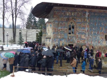 Zeci de credincioși au luat parte, duminică, la hramul Mănăstirii Voroneț, în ciuda ninsorii și frigului