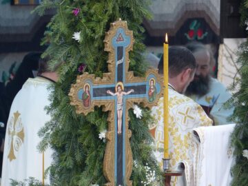 Zeci de credincioși au luat parte, duminică, la hramul Mănăstirii Voroneț, în ciuda ninsorii și frigului