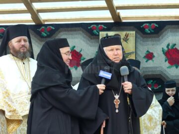 Zeci de credincioși au luat parte, duminică, la hramul Mănăstirii Voroneț, în ciuda ninsorii și frigului