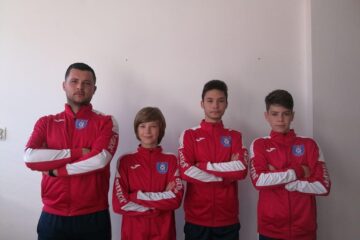 Antrenorul Andrei Ițco, alături de cei trei jucători convocați la lotul național