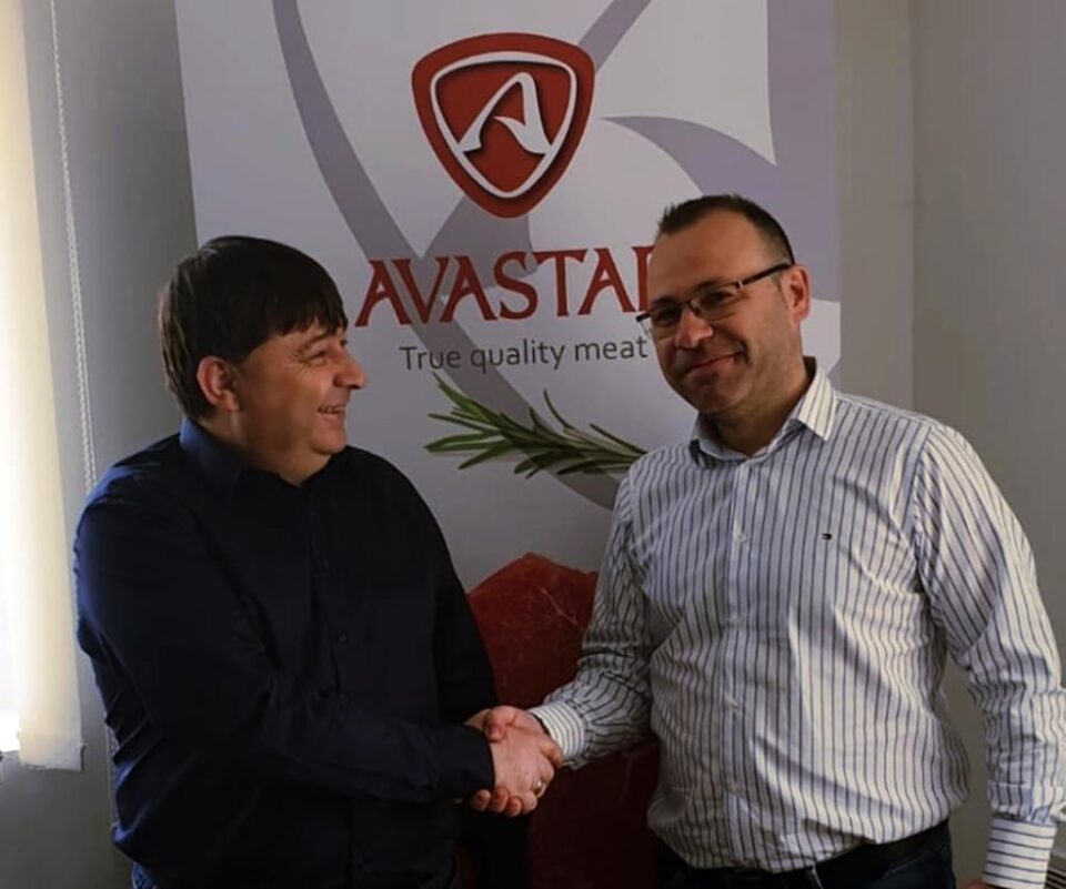 Vasile Plesca de la firma Avastar a fost convins de Ciprian Anton sa sa sustina participarea selectionatei judetene la turneul din Belgia Vasile Plesca de la firma Avastar a fost convins de Ciprian Anton sa sa sustina participarea selectionatei judetene la turneul din Belgia