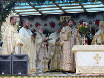 Zeci de credincioși au luat parte, duminică, la hramul Mănăstirii Voroneț, în ciuda ninsorii și frigului