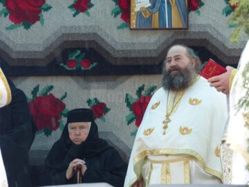 Zeci de credincioși au luat parte, duminică, la hramul Mănăstirii Voroneț, în ciuda ninsorii și frigului