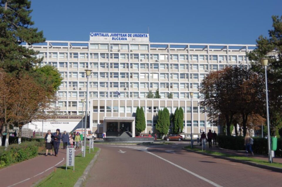 Un bărbat fără permis de conducere a ajuns la spital în stare gravă după ce s-a răsturnat cu mopedul