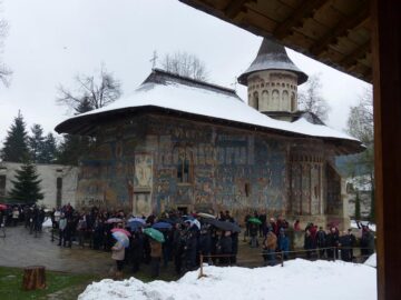 Zeci de credincioși au luat parte, duminică, la hramul Mănăstirii Voroneț, în ciuda ninsorii și frigului