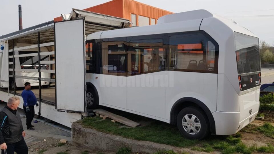 Primele autobuze electrice au fost descărcate din tiruri marți seara, pe o platformă industrială