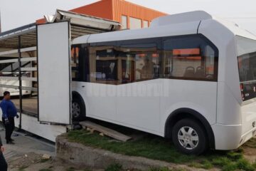 Primele autobuze electrice au fost descărcate din tiruri marți seara, pe o platformă industrială