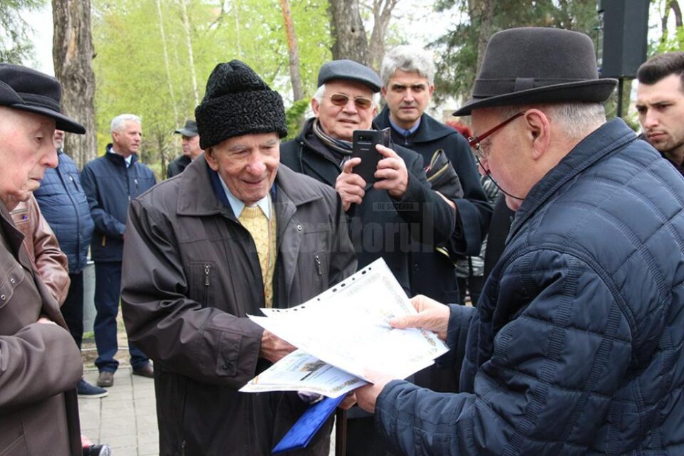 Distincții aniversare oferite veteranilor de către autorități