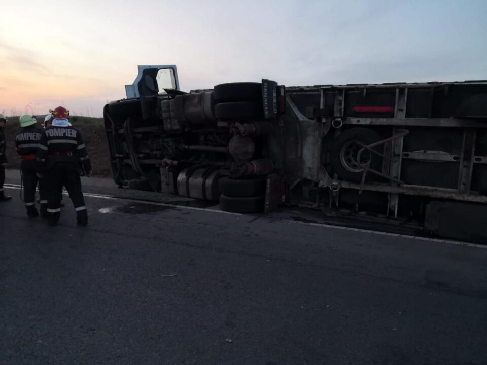 Tir răsturnat la ieșirea de pe șoseaua de centură a Sucevei