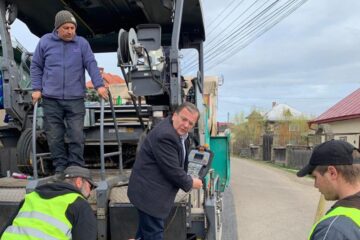 Flutur a inspectat lucrările de asfaltare a drumurilor județene din Mănăstirea Humorului