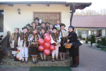 Elevii i-au vizitat pe bătrânii instituționalizați