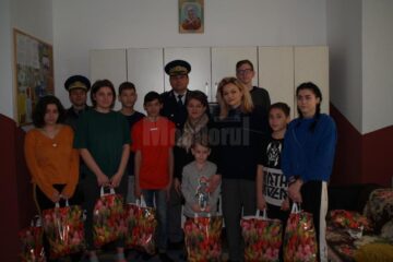 Polițiștii de frontieră STPF Suceava au dus daruri de Paște la Casa de tip familial „Universul Copiilor” Rădăuți