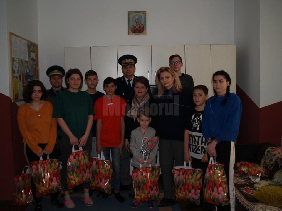 Polițiștii de frontieră STPF Suceava au dus daruri de Paște la Casa de tip familial „Universul Copiilor” Rădăuți Polițiștii de frontieră STPF Suceava au dus daruri de Paște la Casa de tip familial „Universul Copiilor” Rădăuți