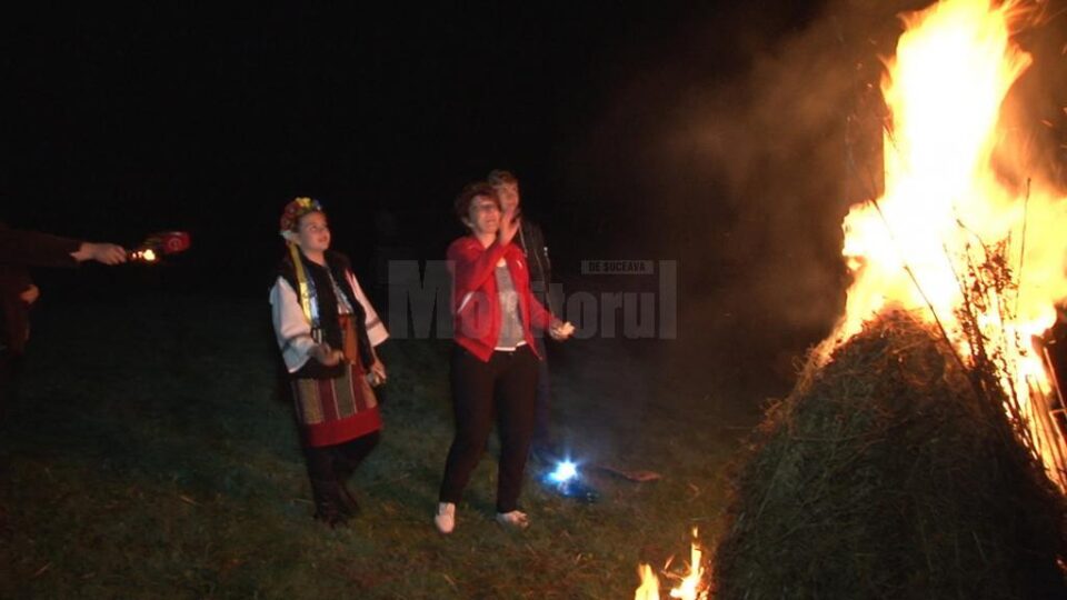 În Joia Mare, huțulii ies să încălzească moșul, pe ghido în limba huțulă, sau duhul pământului În Joia Mare, huțulii ies să încălzească moșul, pe ghido în limba huțulă, sau duhul pământului