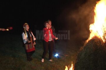 În Joia Mare, huțulii ies să încălzească moșul, pe ghido în limba huțulă, sau duhul pământului