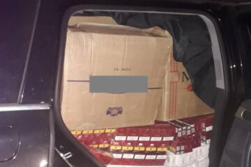 Țigări în valoare de circa 200.000 de lei și autoturismul cu care erau transportate, un VW Touareg, confiscate de polițiști