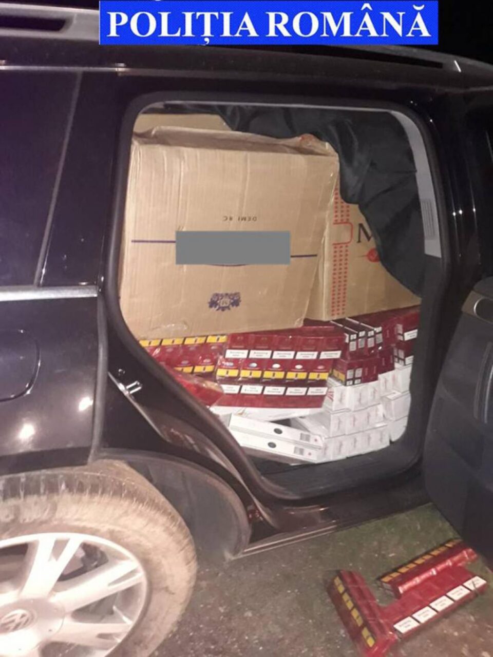 Țigări în valoare de circa 200.000 de lei și autoturismul cu care erau transportate, un VW Touareg, confiscate de polițiști Țigări în valoare de circa 200.000 de lei și autoturismul cu care erau transportate, un VW Touareg, confiscate de polițiști