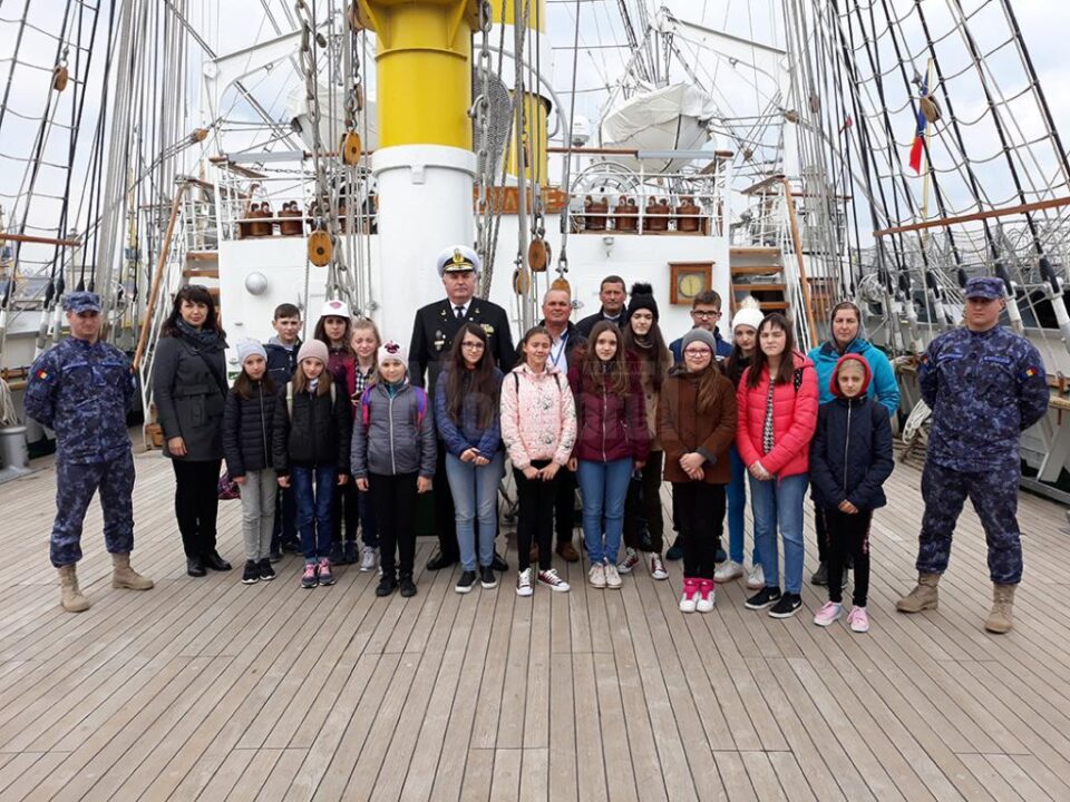 Excursie pentru elevii merituoși de la Boroaia au fost recompensați cu o excursie la Baza Navală Mangalia și Constanța Excursie pentru elevii merituoși de la Boroaia au fost recompensați cu o excursie la Baza Navală Mangalia și Constanța