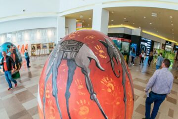 Ouă gigant pictate elevi